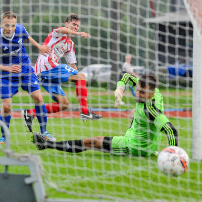 Marcos di Tullio gör mål för BK-46 i matchen mot FC Kontu.