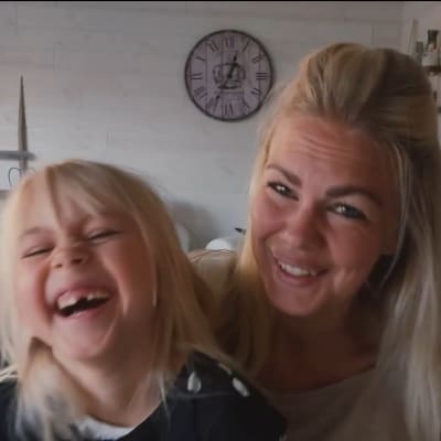 Isa och Ela Strandberg på distans