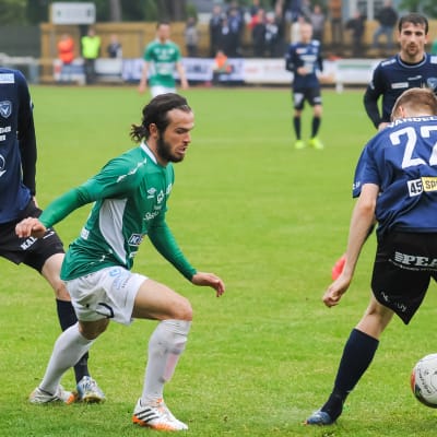 EIF:s Lucas Kaufmann trakasserar AC Oulus försvar.