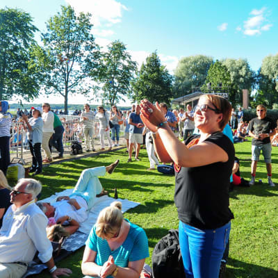 Stallörsparken i Ekenäs fylls igen en gång av en förväntansfull konsertpublik.