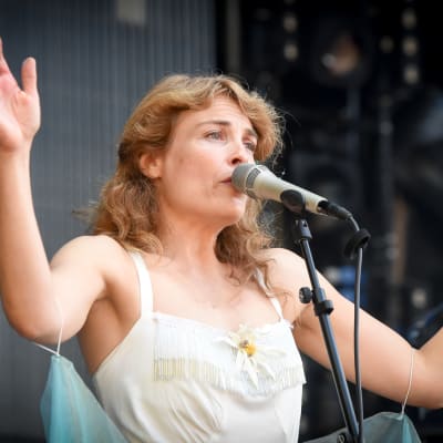 Irina Björklund gör spännade versioner av kända låtar och visor, på franska.