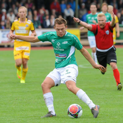 Zacharias Ekström skjuter iväg bollen.