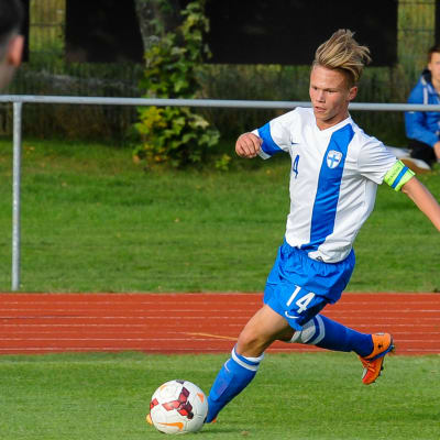 Tobias Fagerström är med i i Finlands U-17-landslag i fotboll.