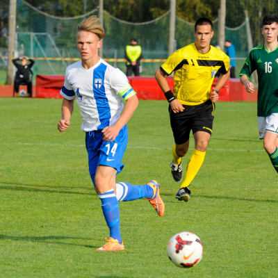 Tobias Fagerström är med i i Finlands U-17-landslag i fotboll.