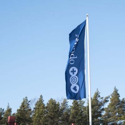 Flagga vid Attendos Servicehus Lähde i Hangö