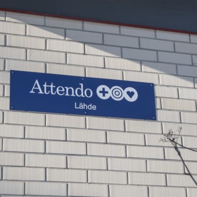 Skylt på väggen av Attendos Servicehus Lähde i Hangö