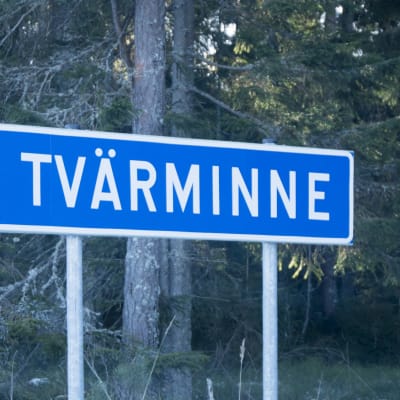 En vägskylt med texten Tvärminne