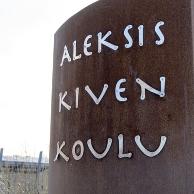 En skylt med texten Aleksis kiven koulu