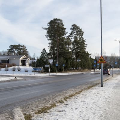 Sjundeå centrum. en väg med hus på sidan.
