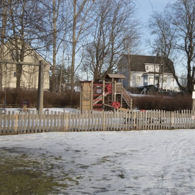 En lekpark i centrum av Degerby