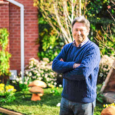 Puutarhuri Alan Titchmarsh tekee palveluksen ihmisille, joiden oma puutarha on jäänyt vaille huolenpitoa.