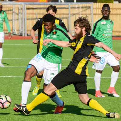 Närkamp under EIF-Honka.