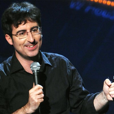 Stand up -koomikko John Oliver esiintyy.