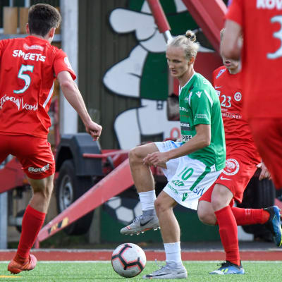 EIF:s Akseli Ollila har kontroll på bollen omringad av TPV-spelare.
