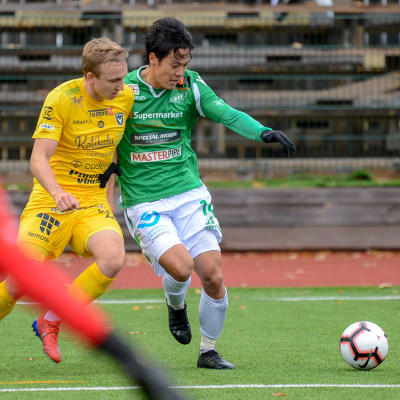 EIF:s Daisuke Uemura skyddar bollen bra.
