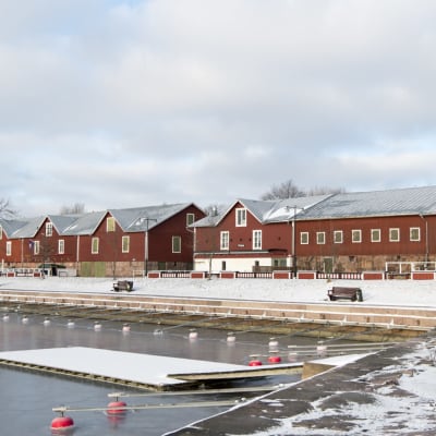 Röda magasinbyggnader i Hangö östra hamn