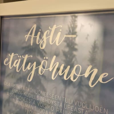 Taulu, jossa lukee: Aisti- etätyöhuone