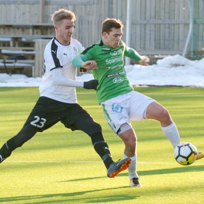 EIF:s Zacharias Ekström med bollen, Hakas Salomo Ojala täcker.