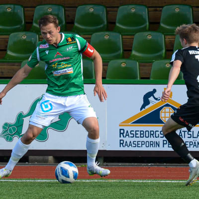 EIF:s Zacharias Ekström skyddar bollen mot MuSas Juho Heikkinen.