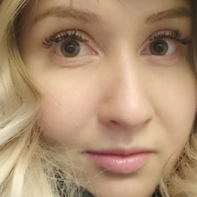 Nora Valkeeniemi lähikuvassa. 