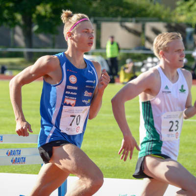 Otto Loukkalahti springer förbi en annan löpare.
