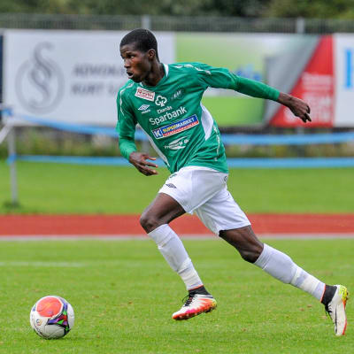 EIF:s Paul Akouokou löper med bollen på fotbollsplanen.