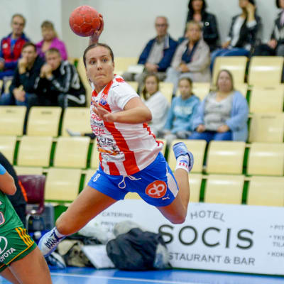 Nicolina Fredriksson skjuter ett hoppskott.