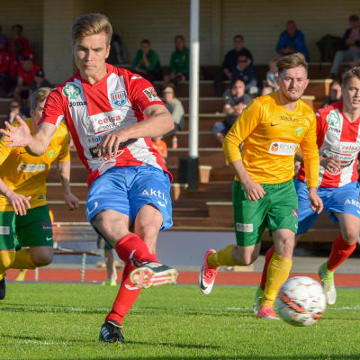 BK-46:s Jacob Bushue skjuter in straffsparken.