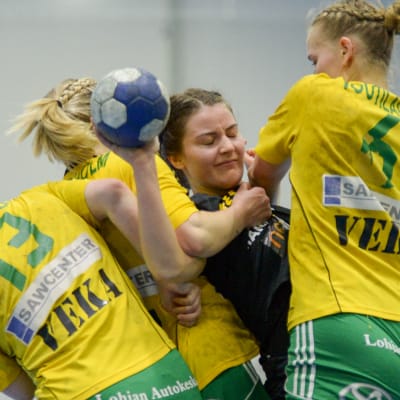 Tre SIF-spelare stoppar en ÅIFK-spelare.