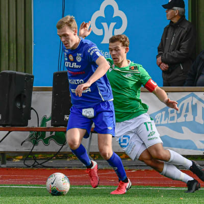 Flera spelare jagar en boll.
