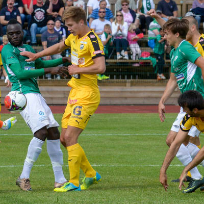 Fotbollsmatch mellan Ekenäs IF och TPS på Centrumplan. De grönvita spelarna är Boubacar Kinda och Ville Sevon.