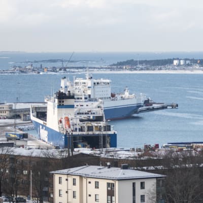 Tre fartyg i Hangö hamn. Bilden är tagen från Hangö vattentorn.