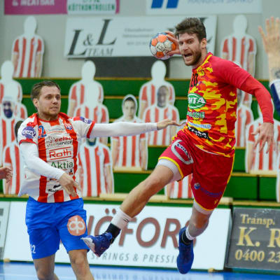 Cocks Ivan Mosic gör mål mot BK:s Mikael Heinonen-