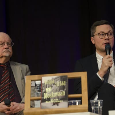 Ville Laamanen ja H.K. Riikonen keskustelevat Helsingin Kirjamessuilla 2016