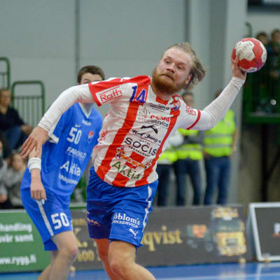 BK:s Topias Laine skjuter bollen mot mål.