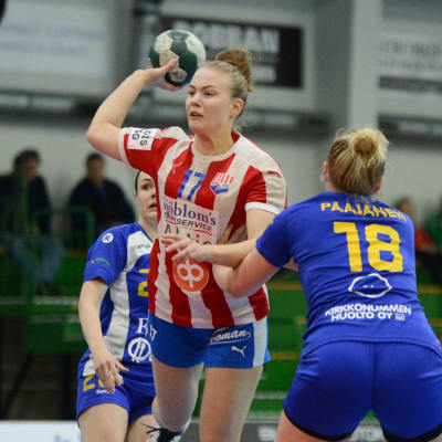 BK:s Jannica Kullberg kastar bollen mot mål.