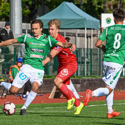 EIF:s Ville Sevon sparkar iväg bollen.