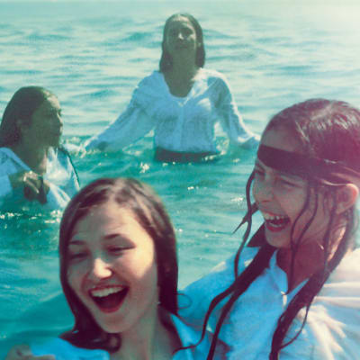 Tytöt uivat iloisina meressä. Kuva elokuvasta Mustang.