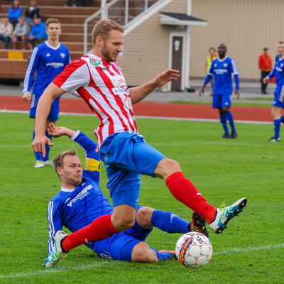BK:s Casper Källberg i kamp om bollen med FC Kontus Roope Rahikka.