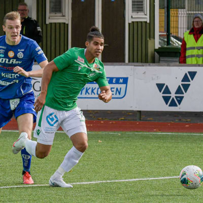 EIF:s Darren Smith skjuter bollen i mål.
