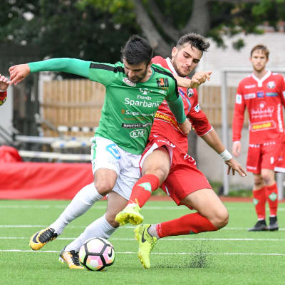 EIF:s Felix DeBona springer med bollen och Jaros Chantopoulos Charalampos försöker täcka.
