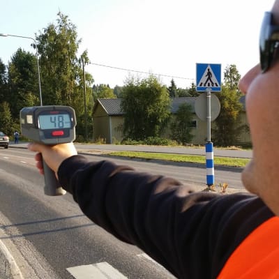 Poliisi ja tutka.