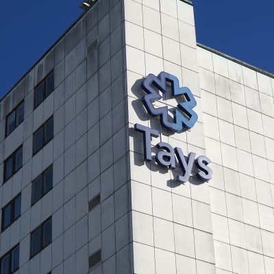 Tays-logo sairaalan seinässä.