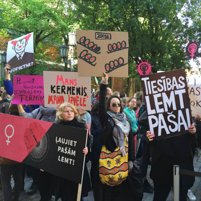 Aamun mielenosoitus keräsi parisataa aktivistia Latvian parlamentin eteen.
