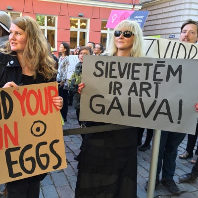 Aktivisteja Latvian parlamentin edessä.