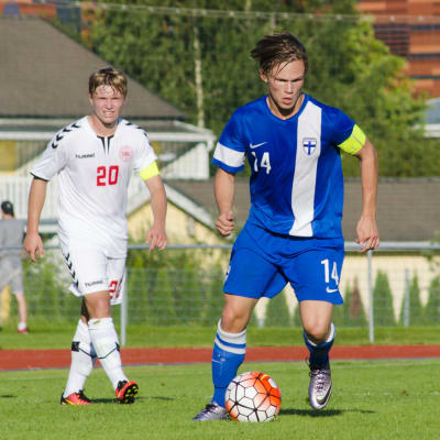 Tobias Fagerström i landslagsdressen i matchen mot Danmarks U17.