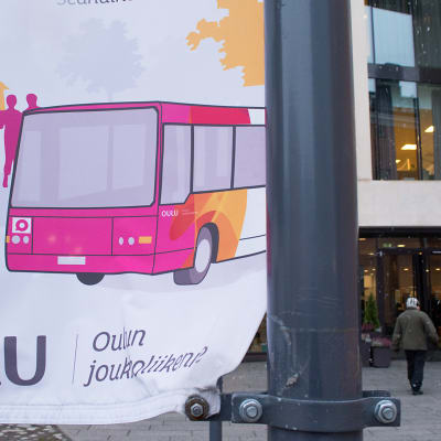 Oulunjoukkoliikenteen lippu Oulu10:n edessä.