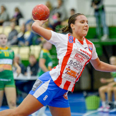 Nicolina Fredriksson skjuter ett hoppskott.