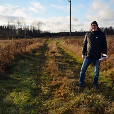 Seinäjoen siirtolapuutarhayhdistyksen puheenjohtaja Antti Ala-Kurikka seisoo siirtolapuutarha-alueeksi kaavoitetulla pellolla Soukallajoella.