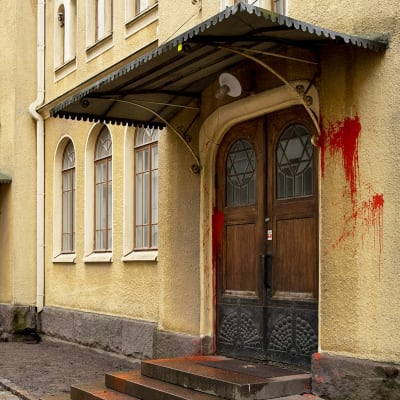 Turun synagoogan maalilla sotkettu seinä ja ovi.